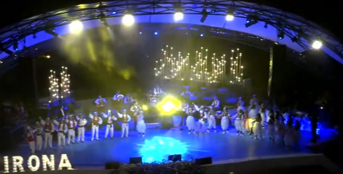 Yjet e muzikës tironse ndezin atmosferën te Amfiteatri i liqenit