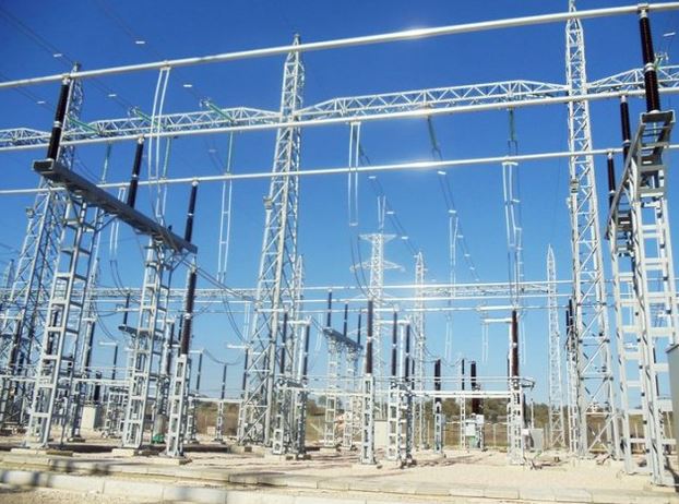 Zjarri në Fier, rrezikohet nënstacioni elektrik, disa fshatra mbeten pa drita