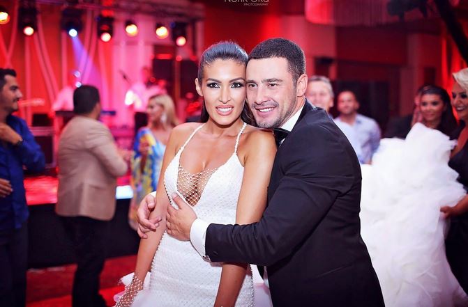 FOTO/Ditë e lumtur për çiftin e këngëtarëve, zyrtarisht shtetas shqiptarë