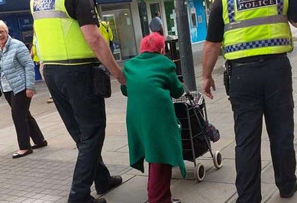 VIDEO/ Gruaja e moshuar rrëzohet në tokë, shikoni gjestin fantastik të policëve