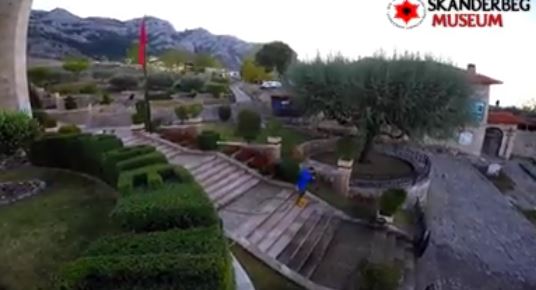 VIDEO/Emigranti shqiptar e mban fjalën, vjen në Krujë dhe bën gjestin e mirë