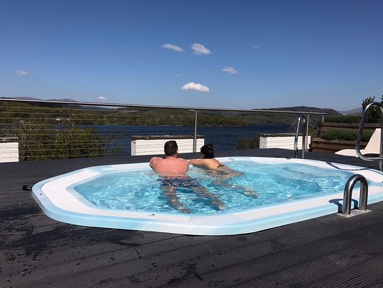 Hyri lakuriq në pishinë me dy femra, 21-vjeçarja ther për vdekje të dashurin