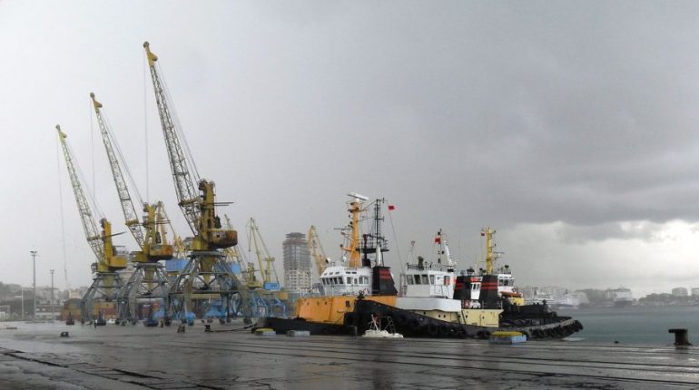 Moti i keq do mbërthejë Shqipërinë, ‘tërbohet’ deti. Kapitaneria: Merrni masa….