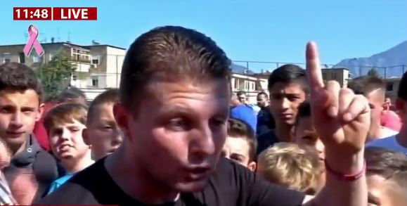 Banorët e Laprakës në protestë për fushën e sportit: Veliaj ka dhënë lejë për ndërtim të pallatit