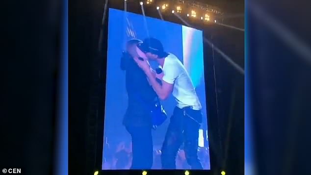 VIDEO/Këngëtari i njohur shkëmben puthje pasionante me fansen e tij në koncert