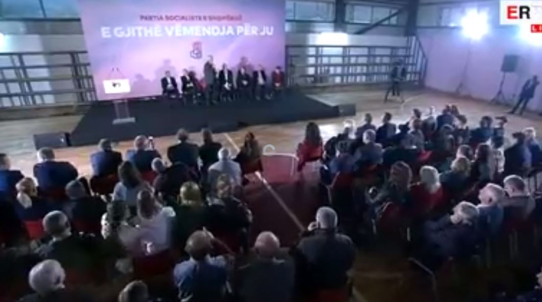 DENONCIMI/Rama në Has, nxënësit mbahen me zor në shkollë për ta pritur