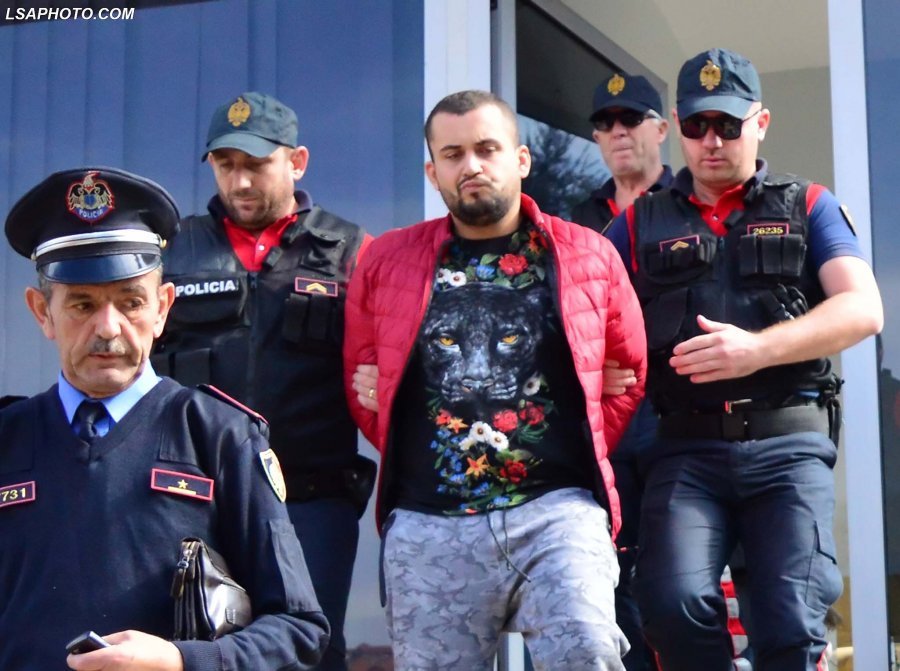 Hyri i qeshur dhe doli nervoz, çfarë ndodhi në gjyqin e djalit të deputetit Rraja