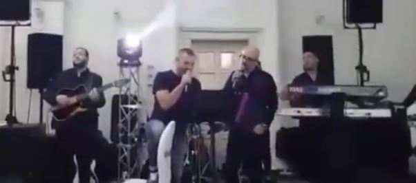 FOTO/Saimir Tahiri feston ditëlindjen, fton emra të njohur të muzikës shqiptare dhe ia merr këngës