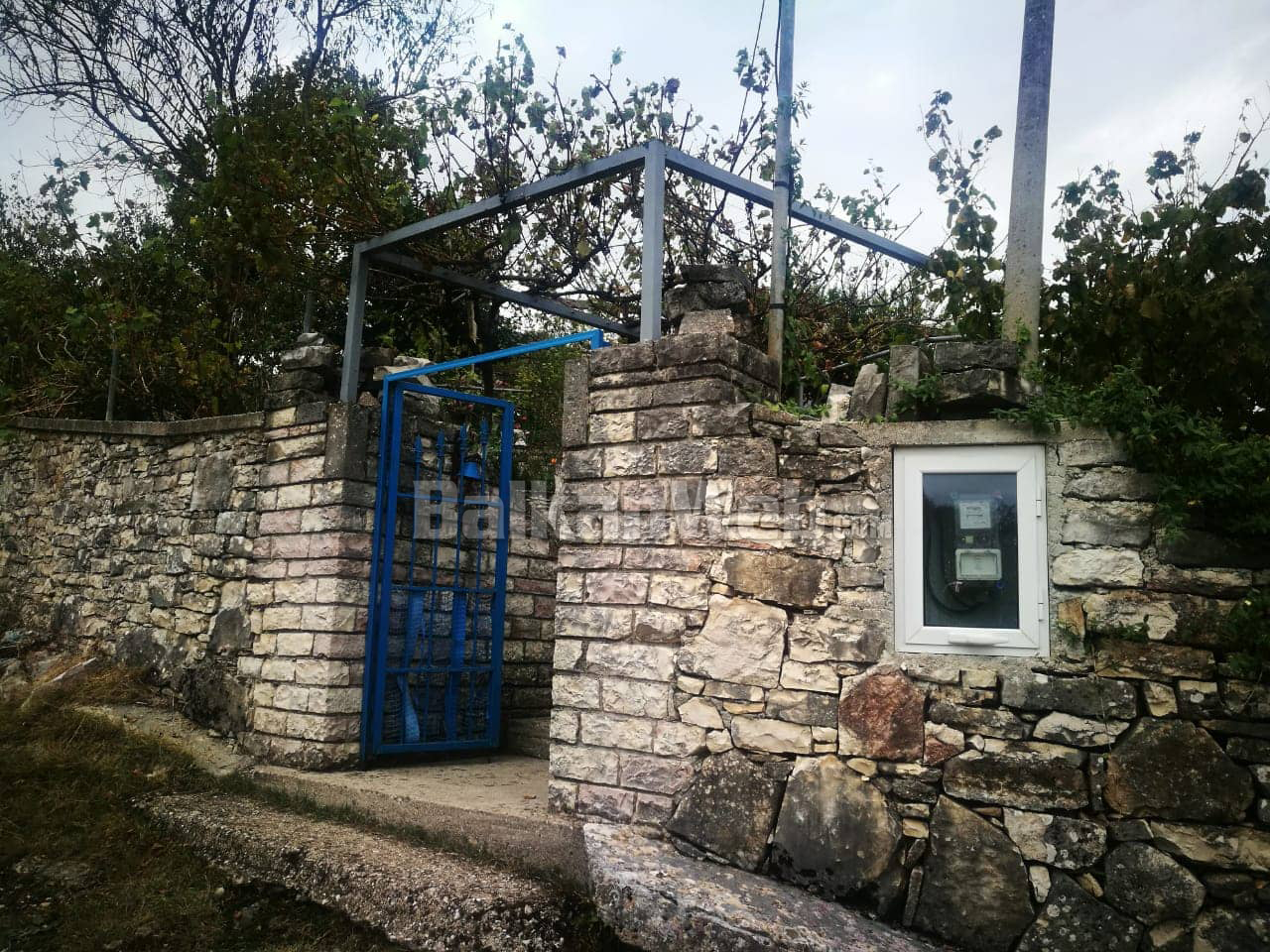 VIDEO/Pllakos zia dhe heshtja në shtëpinë e Kacifas, 35-vjeçari babai i një vajze