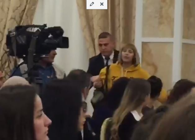 VIDEO/’Boll i zhvatët studentët’, Rama urdhëron gardën të nxjerrin vajzën jashtë takimit