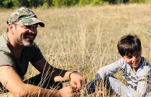 “Ekzakt e njëjta gjurmë”/ Saimir Tahiri publikon foton kur ishte fëmijë, i ngjashëm me djalin