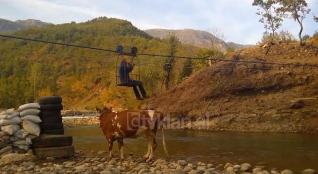Librazhd, banorët ndërtojnë “teleferik” për të kaluar lumin