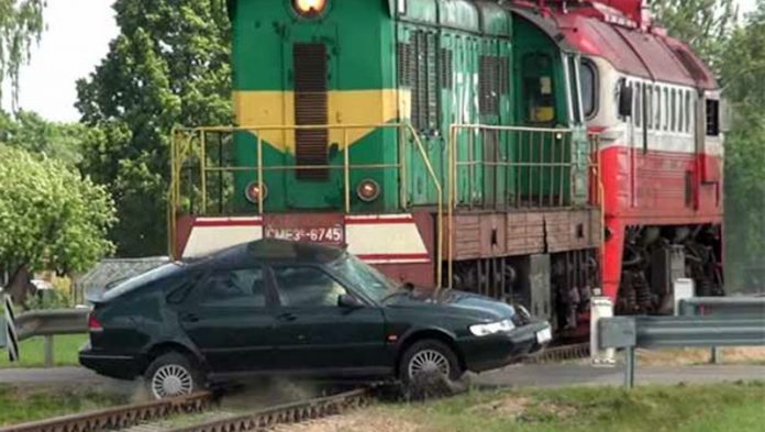 Durrës, treni i pasagjerëve përplaset me një “Benz”