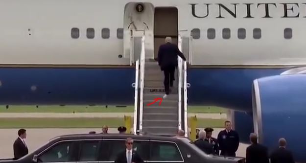 VIDEO/Trump bëhet ‘gazi’ i botës sërish, i ngjitet letra e tualetit në këpucë