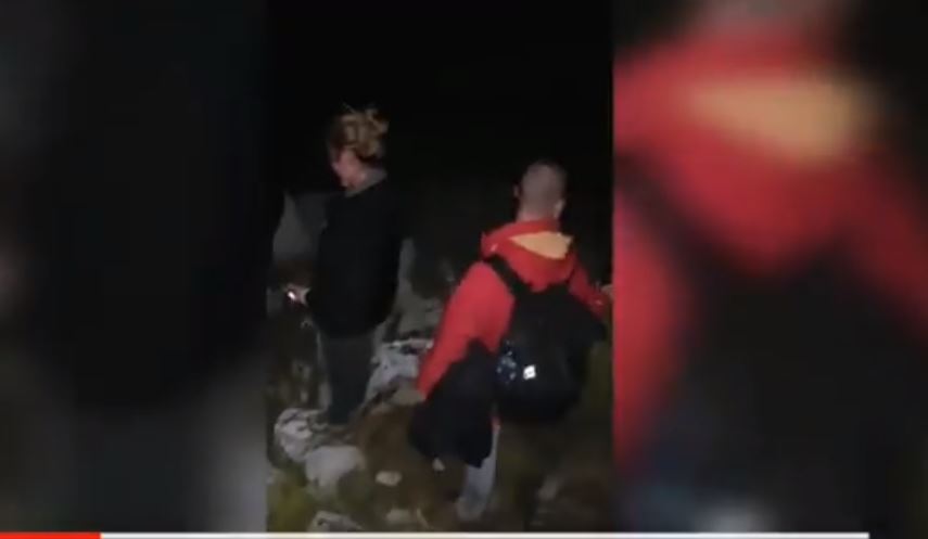 VIDEO/Pas 8 orë kërkimesh, gjenden dy turistët e huaj të bllokuar në ‘Majën e Jezercës’