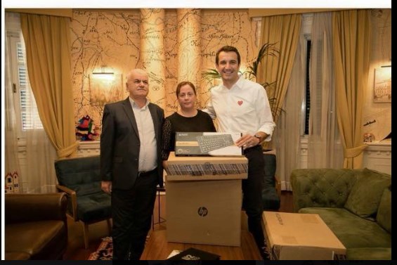 FOTO/Veliaj ble kompjutera, deputeti ironizon: I bleu me fondet e mamit