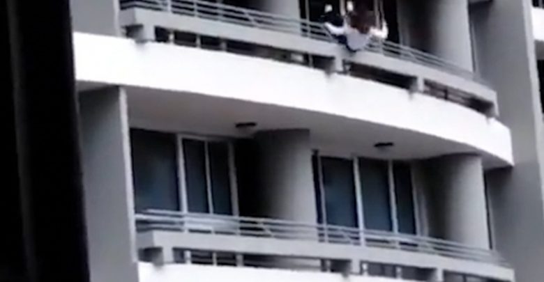 VIDEO/’Selfie’ i merr jetën, nëna e dy fëmijëve bie nga kati i 27-të i ndërtesës