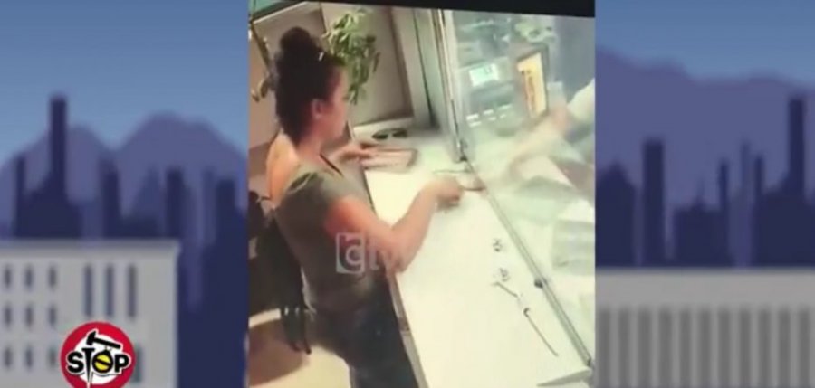 VIDEO/ Vajza vjedh syzet në pikën e këmbimit valutor