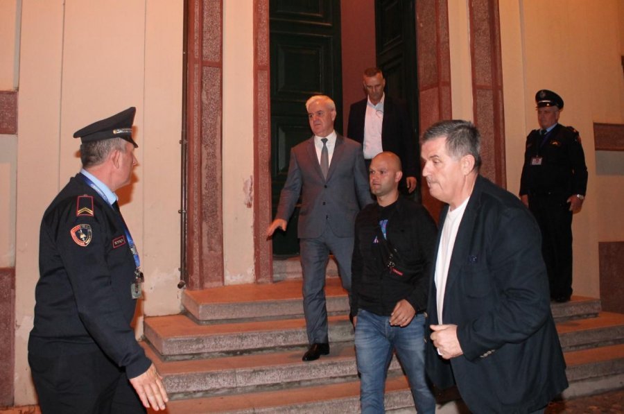 FOTO/ Pas 10 orësh “ngujim” Xhafa braktis Ministrinë e Brendshme