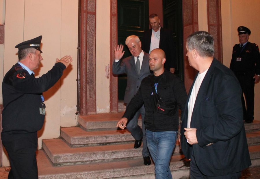 FOTO/ Pas 10 orësh “ngujim” Xhafa braktis Ministrinë e Brendshme