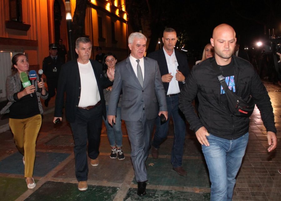 FOTO/ Pas 10 orësh “ngujim” Xhafa braktis Ministrinë e Brendshme