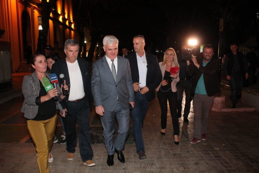 FOTO/ Pas 10 orësh “ngujim” Xhafa braktis Ministrinë e Brendshme