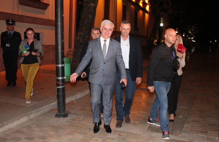 FOTO/ Pas 10 orësh “ngujim” Xhafa braktis Ministrinë e Brendshme