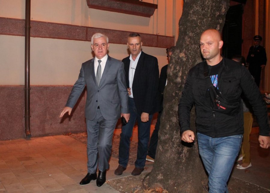 FOTO/ Pas 10 orësh “ngujim” Xhafa braktis Ministrinë e Brendshme
