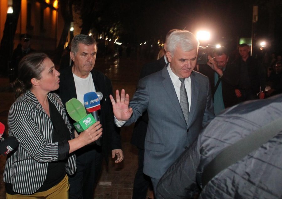 FOTO/ Pas 10 orësh “ngujim” Xhafa braktis Ministrinë e Brendshme
