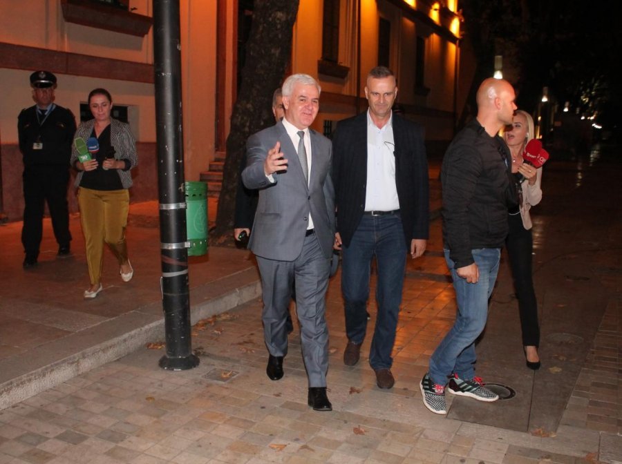 FOTO/ Pas 10 orësh “ngujim” Xhafa braktis Ministrinë e Brendshme