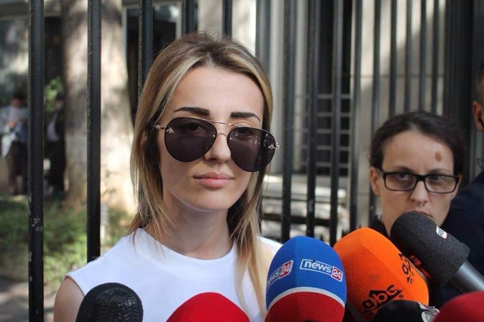 Gazetarja për Xhisielën: Ajo me rroba firmato, unë me xhaketën dhe këmishën e motrave…