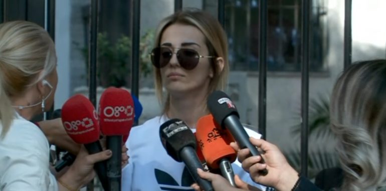 Xhisiela mbështet Rexhepin në gjykatë, paralajmëron mediat: Do t’ju padis për shpifje