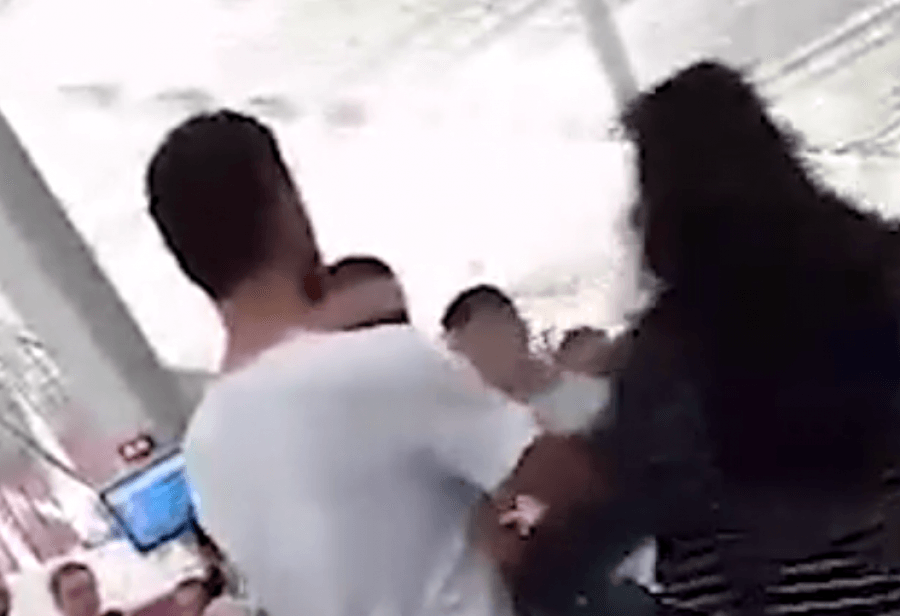 VIDEO/ Gruaja dhe dashnorja përplasen në Rinas, plas ‘grushti’: Fshatare që bën magji …