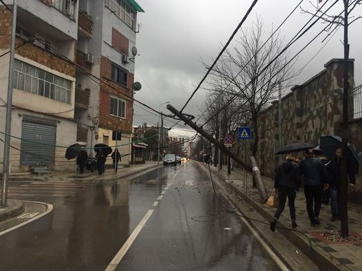 Bie shtylla e energjisë elektrike në Cërrik, plagosen 4 nxënës