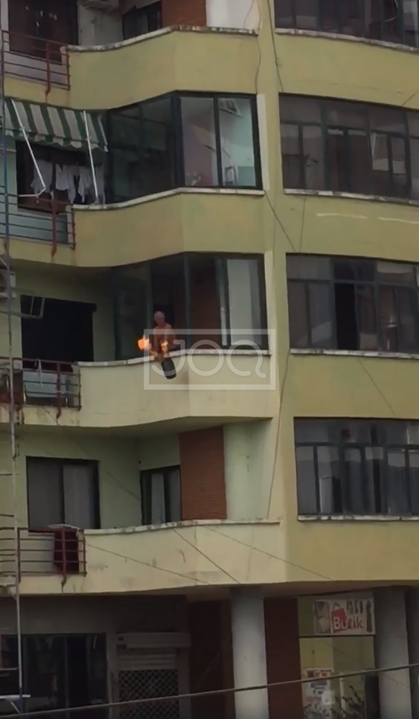 VIDEO/Panik në Lezhë, burri hedh bombolën e gazit nga ballkoni