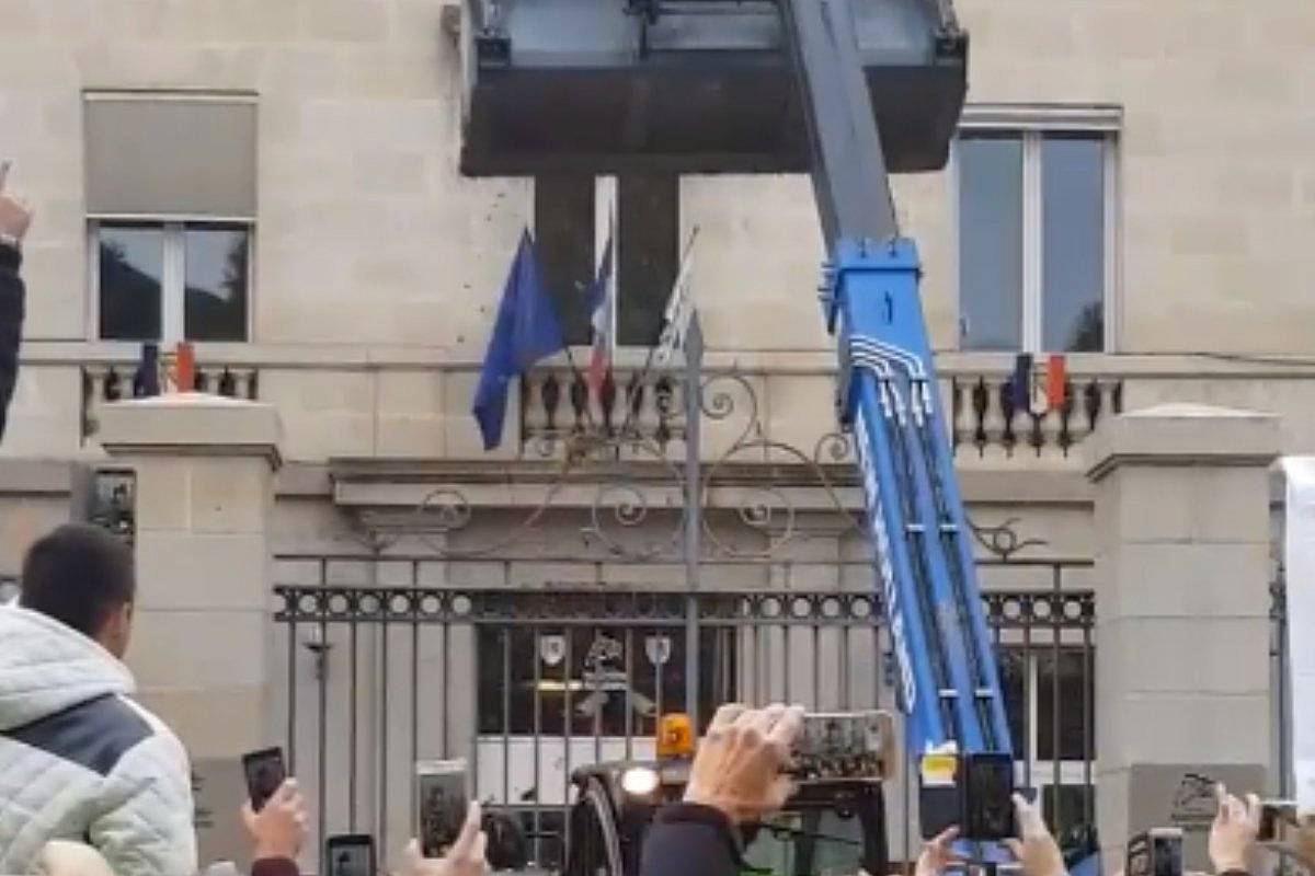 VIDEO/Protestuesit në Francë nuk dorëzohen, spërkasin me jashtëqitje ndërtesat qeveritare