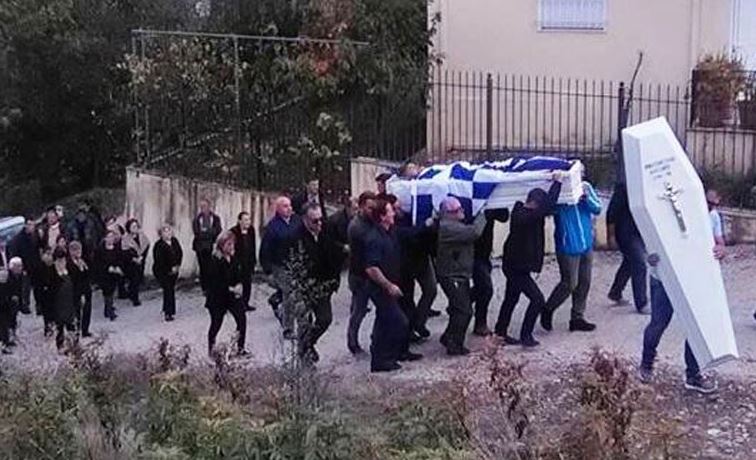 FOTO & VIDEO/ Arkivoli i mbuluar me flamur grek, ja si pritet Kacifas në fshatin e tij