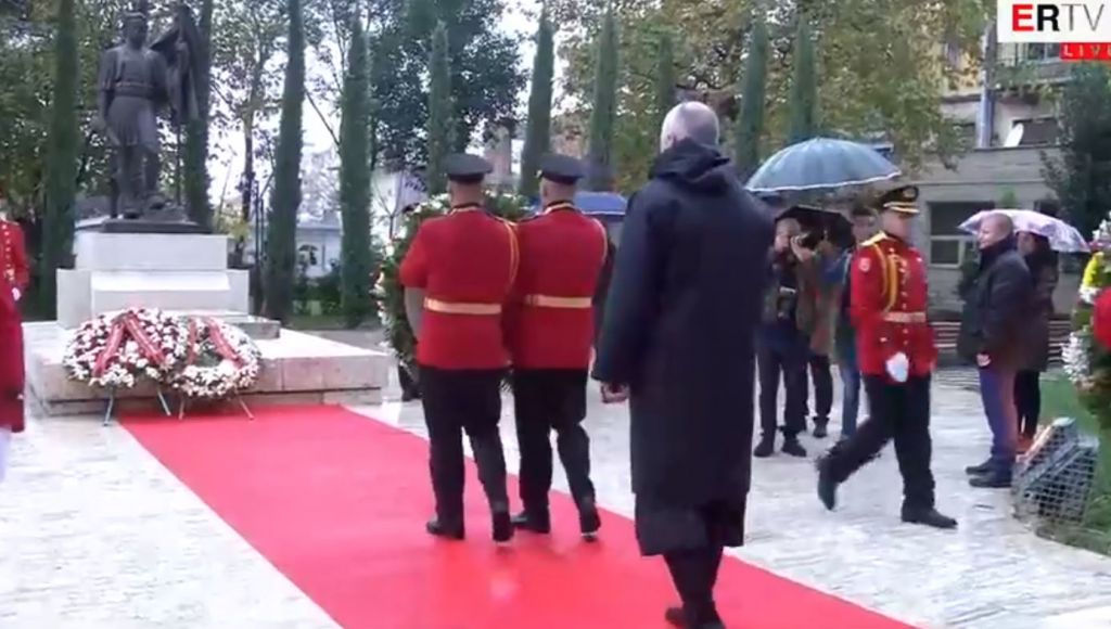 FOTO/Kombinimi i ri i Kryeministrit, vesh në ceremoni dy palë tuta me këpucë serioze