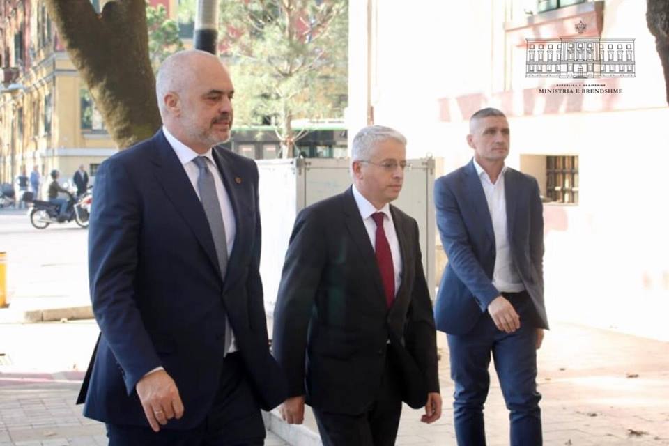 FOTO/ Rama hyn me Lleshin e del me Xhafajn në Ministrinë e Brendshme