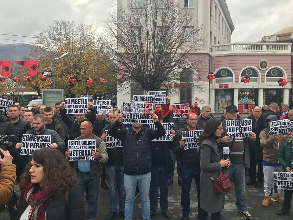 FOTO/’Gruevskin e ndihmuat’ protestë në Pejë kundër Qeverisë shqiptare