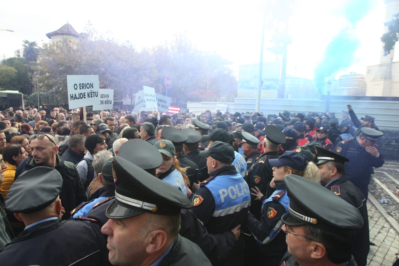 FOTO/Protesta para parlamentit, banorët: Po na provokojnë, ka policë të veshur civilë që hedhin shashka