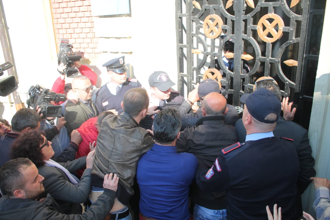 VIDEO/’Shtëpitë tona janë me gjak’, banorët e Astirit tentojnë të hapin derën e Bashkisë