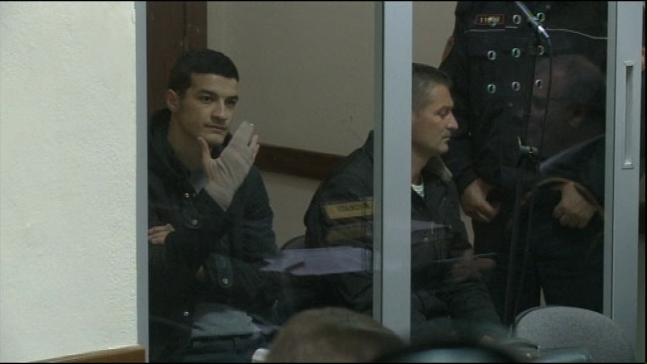 DËSHMIA/18-vjeçari i akuzuar për plagosjen e polices del në gjyq, tregon dorën e fashuar