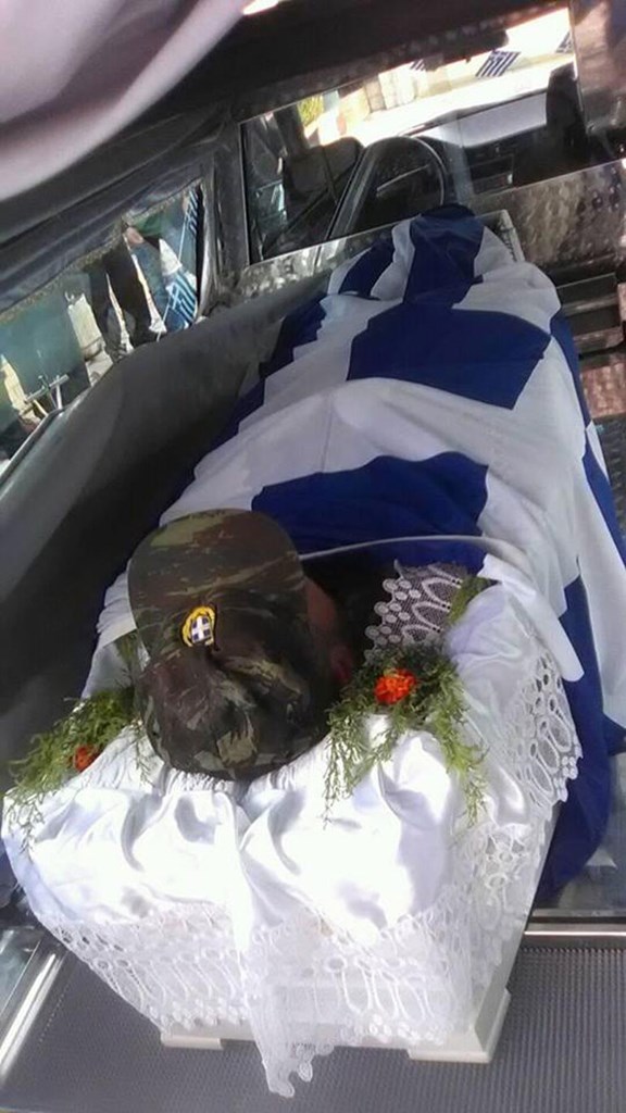 FOTO & VIDEO/ Arkivoli i mbuluar me flamur grek, ja si pritet Kacifas në fshatin e tij