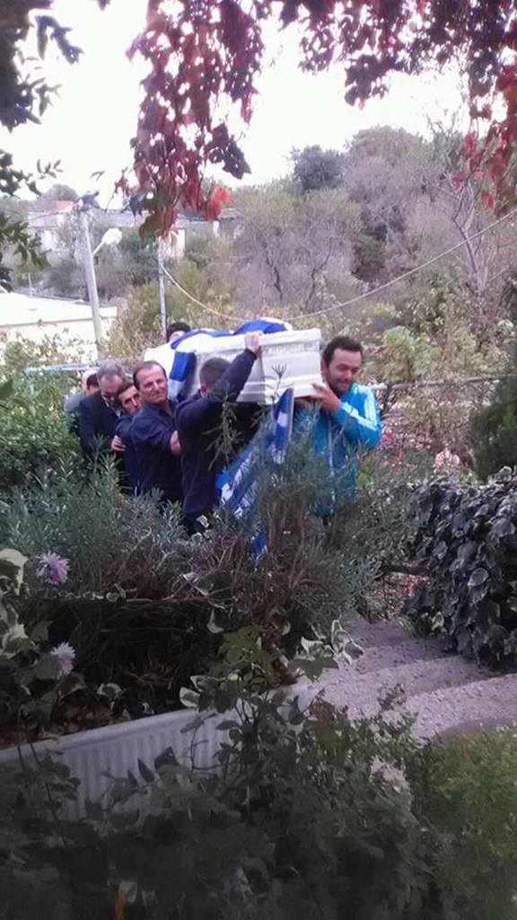 FOTO & VIDEO/ Arkivoli i mbuluar me flamur grek, ja si pritet Kacifas në fshatin e tij