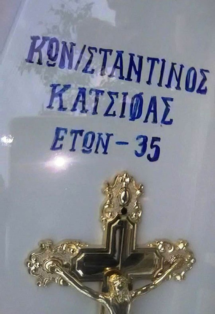 FOTO & VIDEO/ Arkivoli i mbuluar me flamur grek, ja si pritet Kacifas në fshatin e tij