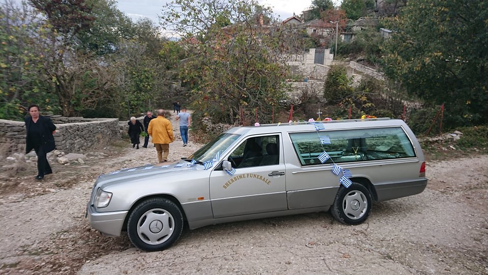 FOTO & VIDEO/ Arkivoli i mbuluar me flamur grek, ja si pritet Kacifas në fshatin e tij