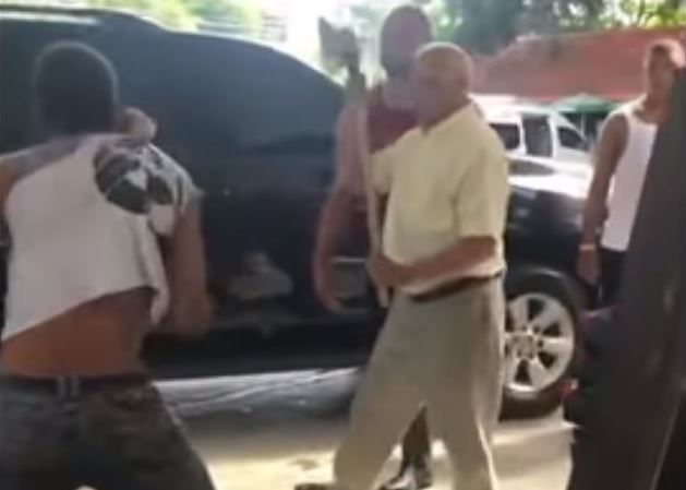 VIDEO/ Grabiti shtëpinë e guvernatorit, krimineli kërkon policët duke qarë