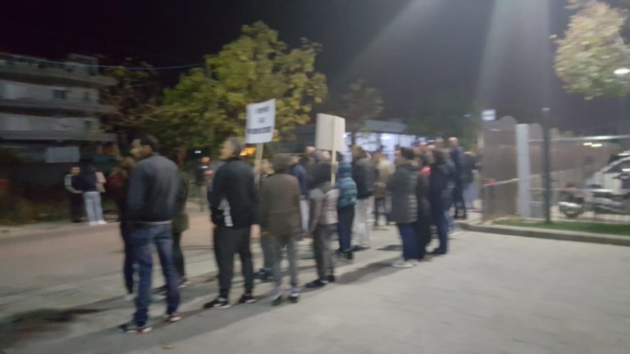 LAJMI I FUNDIT/ Qytetarët i bllokojnë rrugën Damian Gjiknurit (VIDEO)