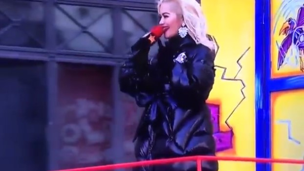 VIDEO/Kolegu amerikan i del në mbrojtje artistes shqiptare  pas skandalit në skenë